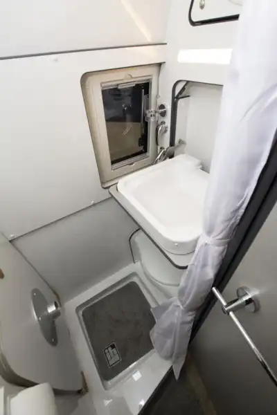 The washroom in the IH 600 RD/S4 campervan (Click to view full screen)