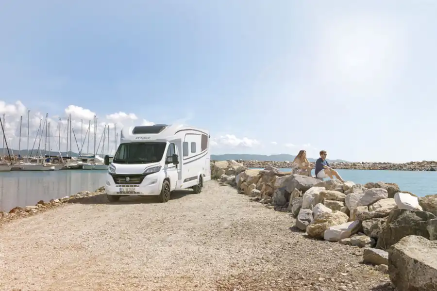 The Etrusco T 6900 DB motorhome (Click to view full screen)