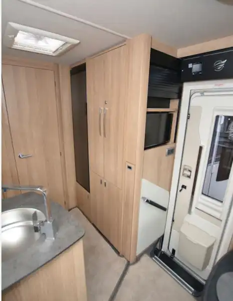View to the rear of the Auto-Trail Grande Frontier GF-70 motorhome (Click to view full screen)