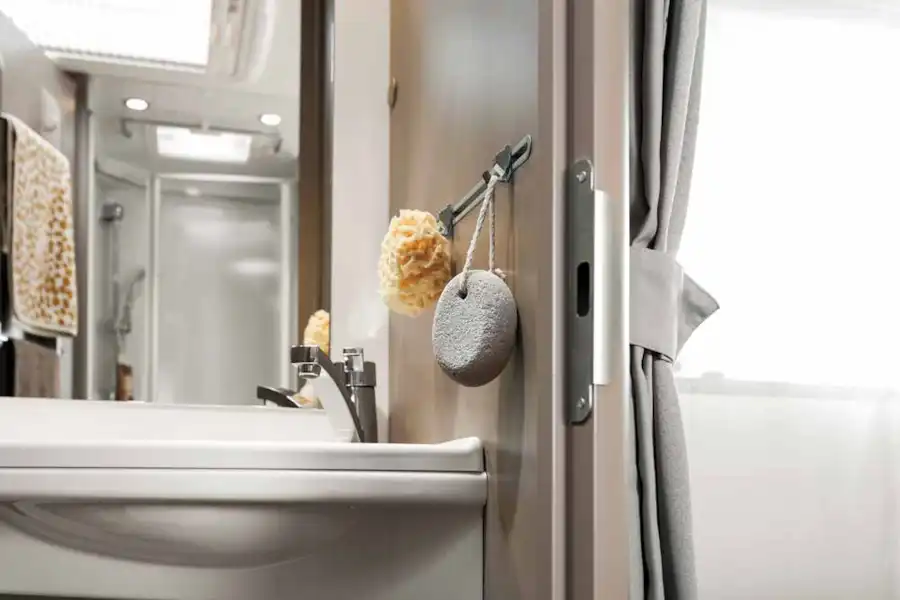 The Etrusco T 6900 DB motorhome's washroom (Click to view full screen)