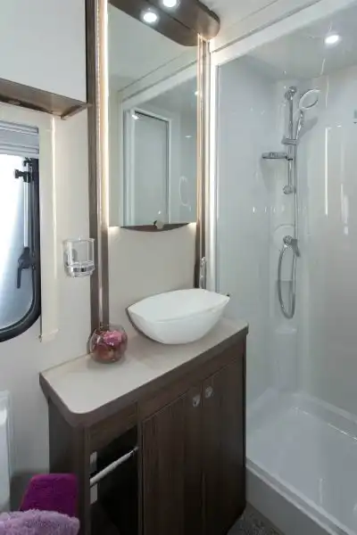The washroom in the Affinity 462 (Click to view full screen)