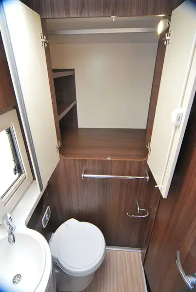 A lavish washroom (Click to view full screen)