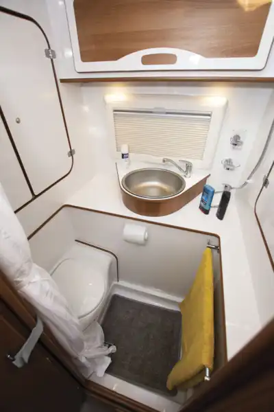 The washroom in the IH 680 CFL campervan (Click to view full screen)