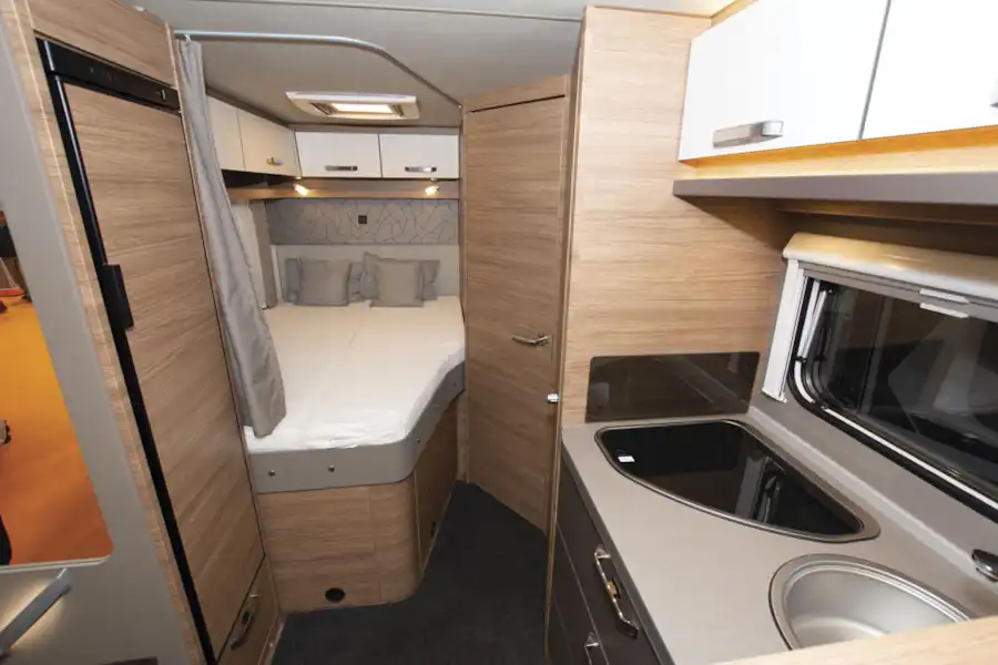 The bed in the Weinsberg CaraCore 650 MF (Click to view full screen)