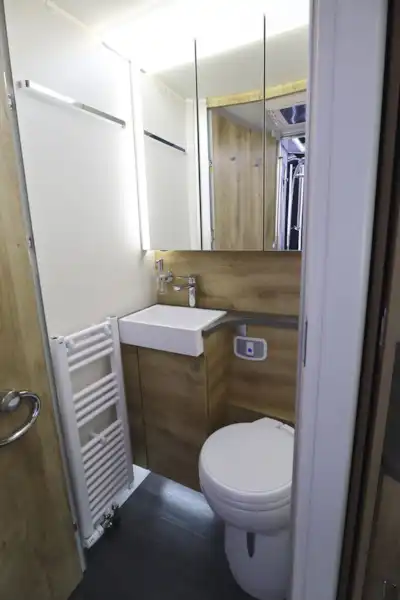 The washroom in the Frankia Platin I7900 Plus (Click to view full screen)