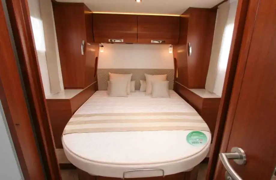 696FF's island double bed (Click to view full screen)