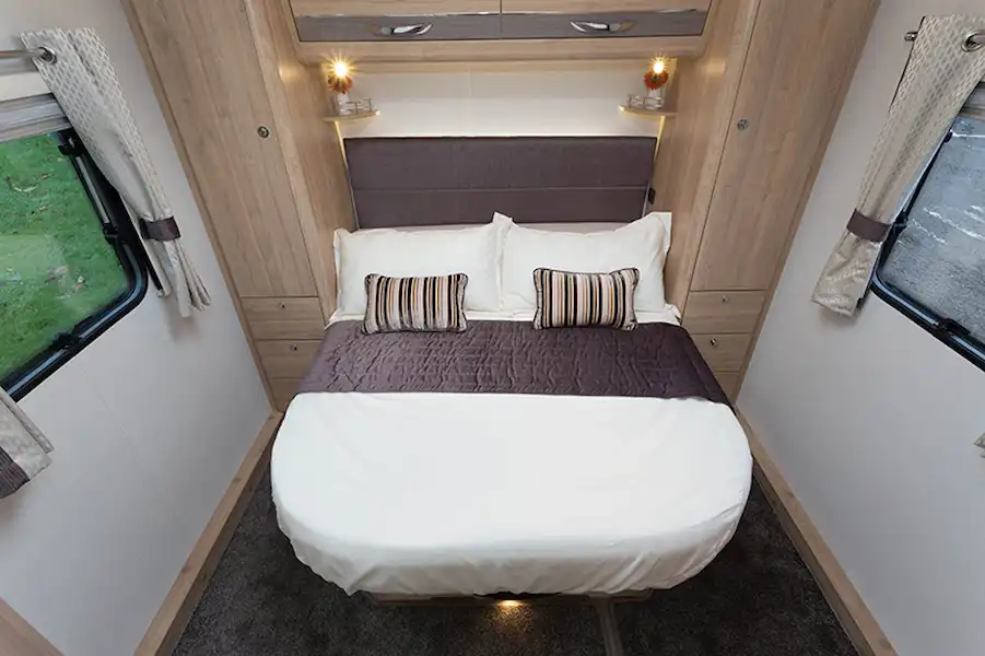 The bed expands and retracts to create more bed length or more corridor space (Click to view full screen)