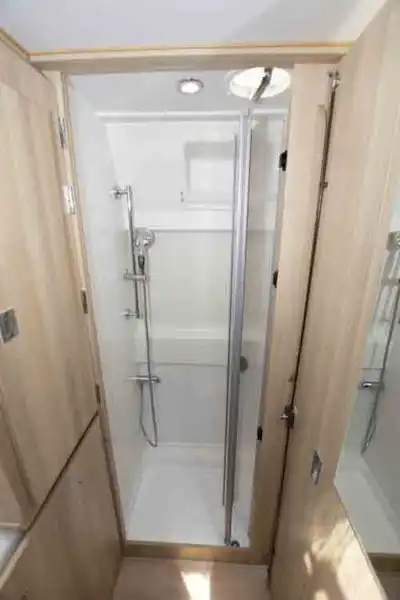 There's a separate shower (Click to view full screen)