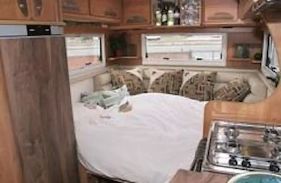 IH J1000M (2010) - motorhome review (Click to view full screen)