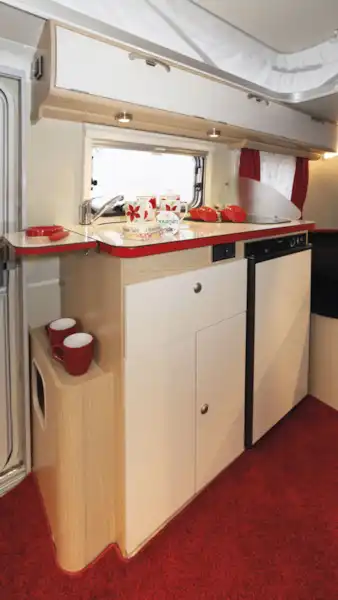 Another view of the kitchen facilities in the Eriba Touring Troll 530 Rockabilly caravan (Click to view full screen)