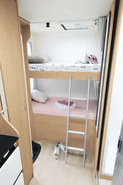 Bunk beds in the Itineo SB700 motorhome (Click to view full screen)