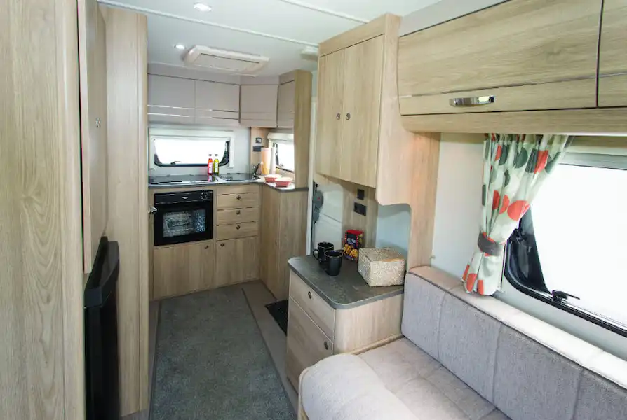 The 422 looks and feels much more spacious than its compact dimensions would suggest (Click to view full screen)