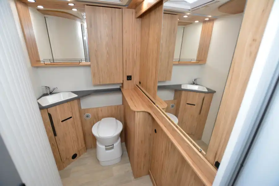 The washroom in the Pilote Galaxy G690 D Essentiel (Click to view full screen)