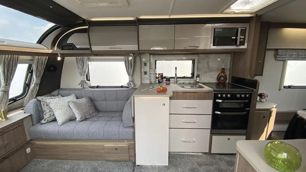 Inside the Coachman Laser 875 (Click to view full screen)
