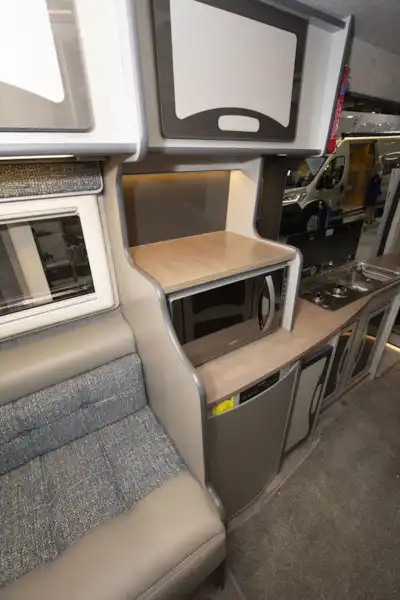 The side kitchen in the IH 600 RD/S4 campervan (Click to view full screen)