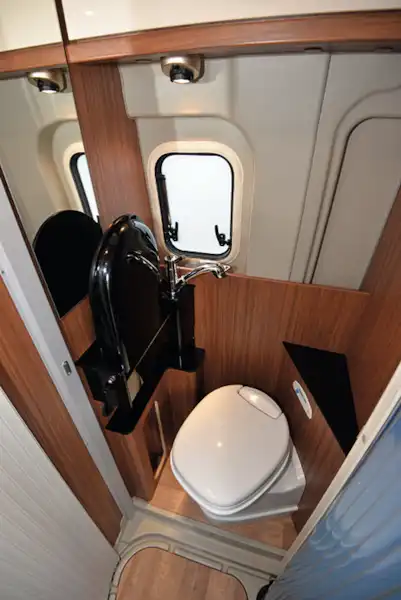 A cramped but well thought out washroom (Click to view full screen)