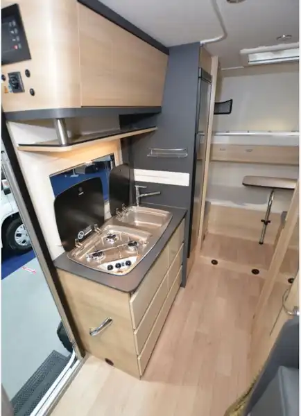 The Itineo Nomad CS660 motorhome rear view (Click to view full screen)
